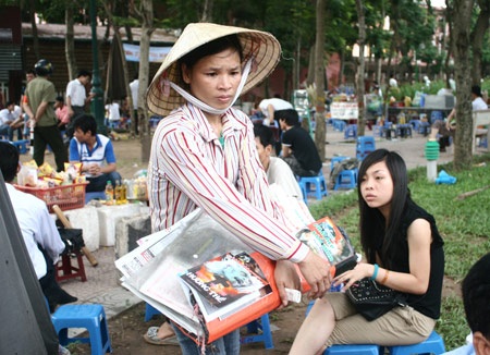 Người nhà thí sinh hoảng hồn với tờ rơi "ngập trời" - 7