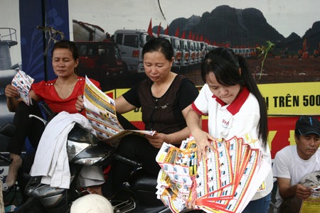 Người nhà thí sinh hoảng hồn với tờ rơi "ngập trời" - 8