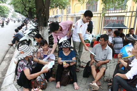 Người nhà thí sinh hoảng hồn với tờ rơi "ngập trời" - 9