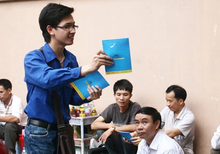 Người nhà thí sinh hoảng hồn với tờ rơi "ngập trời" - 1