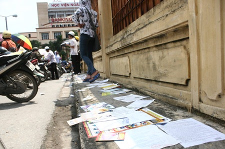 Người nhà thí sinh hoảng hồn với tờ rơi "ngập trời" - 13