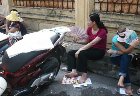 Người nhà thí sinh hoảng hồn với tờ rơi "ngập trời" - 12