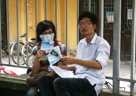 Người nhà thí sinh hoảng hồn với tờ rơi "ngập trời" - 10