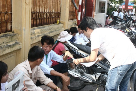 Người nhà thí sinh hoảng hồn với tờ rơi "ngập trời" - 2