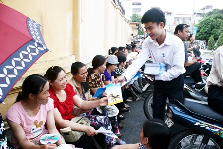 Người nhà thí sinh hoảng hồn với tờ rơi "ngập trời" - 4