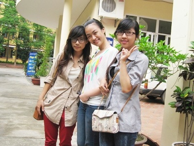 Khi nữ sinh “chân dài” xin tài trợ - 1