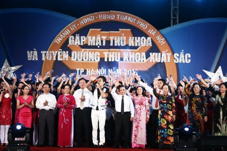 Vinh danh 112 thủ khoa xuất sắc - Tự hào tri thức trẻ Thủ đô - 8 Vinh danh 112 thủ khoa xuất sắc - Tự hào tri thức trẻ Thủ đô - 8