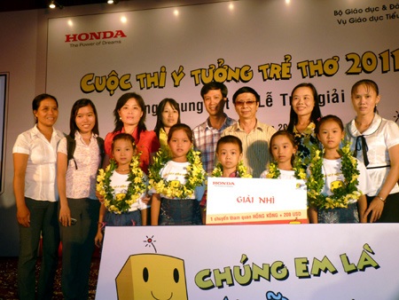 Độc đáo ô tô thức tỉnh thần kinh của “nhà phát minh” nhí - 3 Độc đáo ô tô thức tỉnh thần kinh của “nhà phát minh” nhí - 3