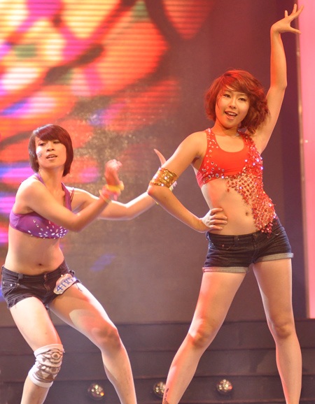 Khi xoong, thùng trở thành đạo cụ chính của vũ điệu hiphop - 7 Khi xoong, thùng trở thành đạo cụ chính của vũ điệu hiphop - 7