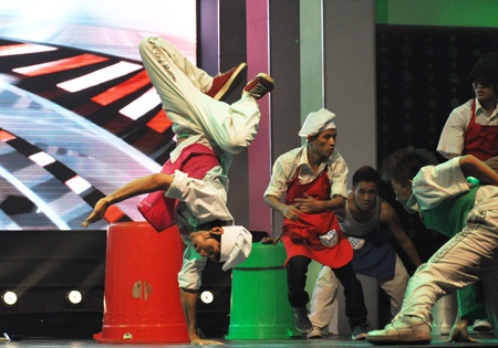 Khi xoong, thùng trở thành đạo cụ chính của vũ điệu hiphop - 3 Khi xoong, thùng trở thành đạo cụ chính của vũ điệu hiphop - 3
