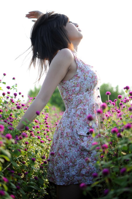 “Mách nhỏ” để thiếu nữ thêm rạng ngời bên hoa bách nhật - 1 “Mách nhỏ” để thiếu nữ thêm rạng ngời bên hoa bách nhật - 1