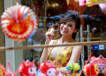 Người mẫu 9X xinh tươi dạo phố ngày Trung thu - 8