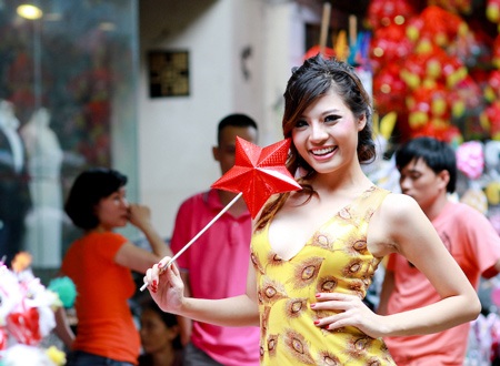 Người mẫu 9X xinh tươi dạo phố ngày Trung thu - 2