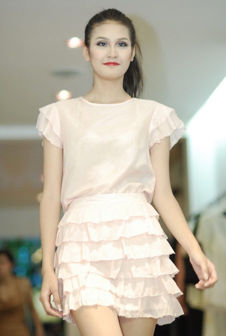 Chân dài Hà Nội hội tụ tại show diễn thời trang - 9 Chân dài Hà Nội hội tụ tại show diễn thời trang - 9