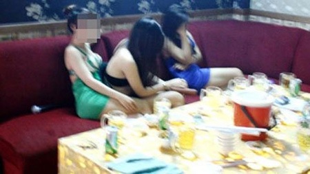 Tủi nhục phận gái 9X làm “tay vịn” - 1 Tủi nhục phận gái 9X làm “tay vịn” - 1