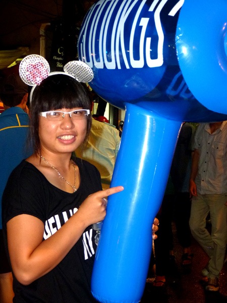 Bất chấp trời mưa, phố cổ ùn tắc đêm Rằm - 9