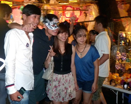 Bất chấp trời mưa, phố cổ ùn tắc đêm Rằm - 12