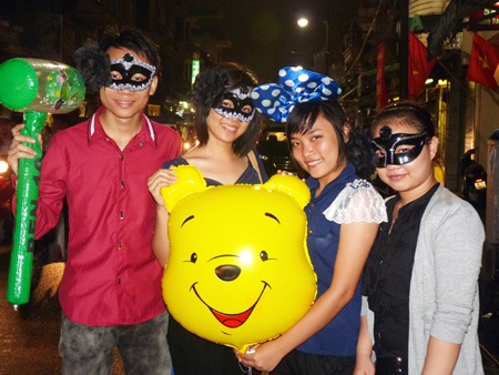 Bất chấp trời mưa, phố cổ ùn tắc đêm Rằm - 1