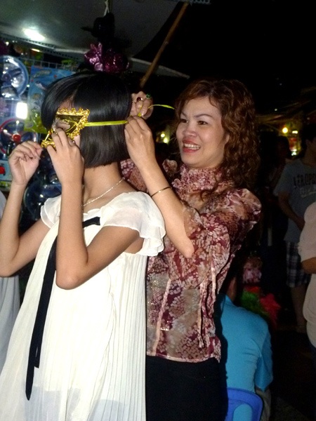 Bất chấp trời mưa, phố cổ ùn tắc đêm Rằm - 4