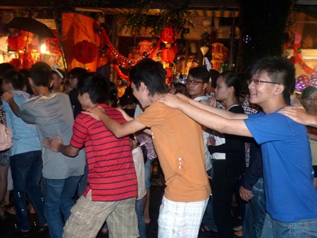 Bất chấp trời mưa, phố cổ ùn tắc đêm Rằm - 5