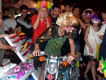 Bất chấp trời mưa, phố cổ ùn tắc đêm Rằm - 6