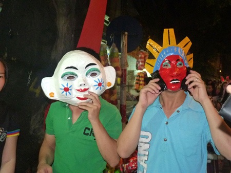 Bất chấp trời mưa, phố cổ ùn tắc đêm Rằm - 8