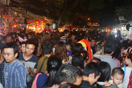 Phố cổ Hà thành chật cứng người đi chơi Trung thu sớm - 1