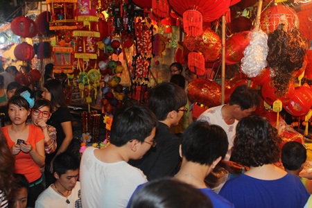 Phố cổ Hà thành chật cứng người đi chơi Trung thu sớm - 2