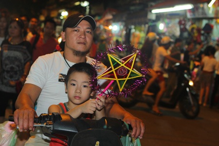 Phố cổ Hà thành chật cứng người đi chơi Trung thu sớm - 13