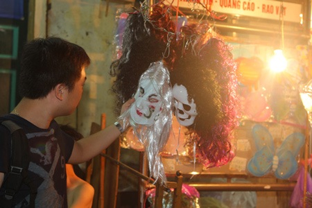 Phố cổ Hà thành chật cứng người đi chơi Trung thu sớm - 8