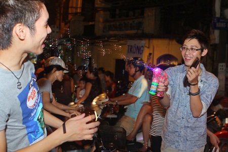 Phố cổ Hà thành chật cứng người đi chơi Trung thu sớm - 16