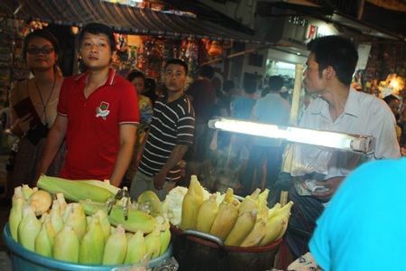 Phố cổ Hà thành chật cứng người đi chơi Trung thu sớm - 9