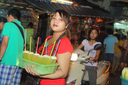 Phố cổ Hà thành chật cứng người đi chơi Trung thu sớm - 10