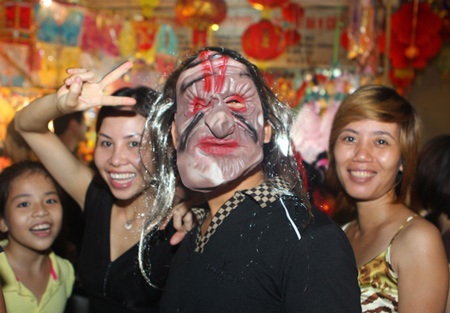 Phố cổ Hà thành chật cứng người đi chơi Trung thu sớm - 17