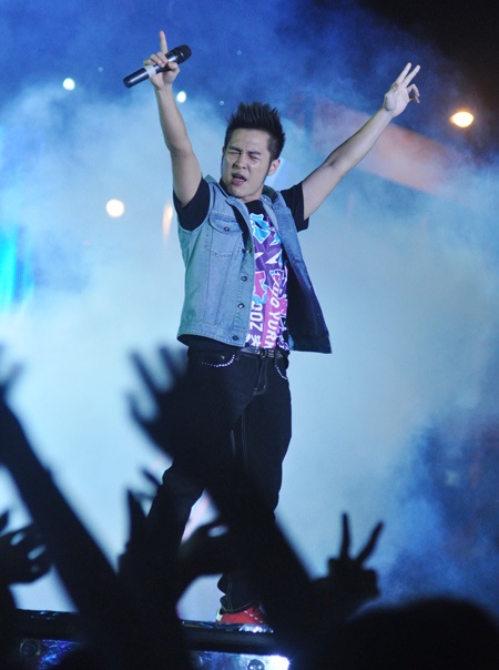 Phương Vy diện đồ “bỏng mắt” đêm nhạc trẻ - 1