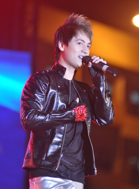 Phương Vy diện đồ “bỏng mắt” đêm nhạc trẻ - 10