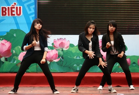 Cận cảnh những pha biểu diễn hiphop mạo hiểm - 9 Cận cảnh những pha biểu diễn hiphop mạo hiểm - 9