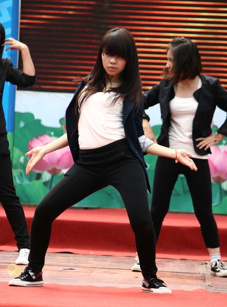 Cận cảnh những pha biểu diễn hiphop mạo hiểm - 10 Cận cảnh những pha biểu diễn hiphop mạo hiểm - 10