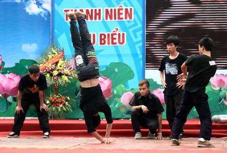 Cận cảnh những pha biểu diễn hiphop mạo hiểm - 4 Cận cảnh những pha biểu diễn hiphop mạo hiểm - 4