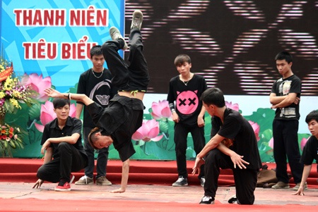 Cận cảnh những pha biểu diễn hiphop mạo hiểm - 1 Cận cảnh những pha biểu diễn hiphop mạo hiểm - 1