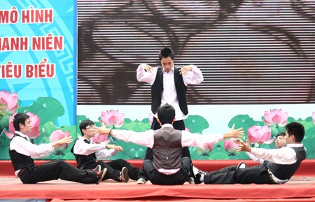 Cận cảnh những pha biểu diễn hiphop mạo hiểm - 3 Cận cảnh những pha biểu diễn hiphop mạo hiểm - 3