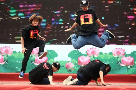 Cận cảnh những pha biểu diễn hiphop mạo hiểm - 5 Cận cảnh những pha biểu diễn hiphop mạo hiểm - 5