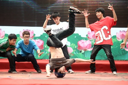 Cận cảnh những pha biểu diễn hiphop mạo hiểm - 6 Cận cảnh những pha biểu diễn hiphop mạo hiểm - 6