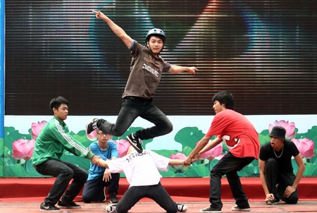 Cận cảnh những pha biểu diễn hiphop mạo hiểm - 7 Cận cảnh những pha biểu diễn hiphop mạo hiểm - 7