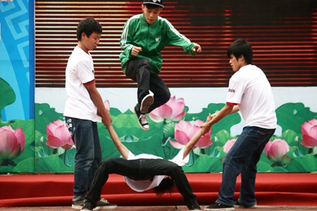 Cận cảnh những pha biểu diễn hiphop mạo hiểm - 8 Cận cảnh những pha biểu diễn hiphop mạo hiểm - 8