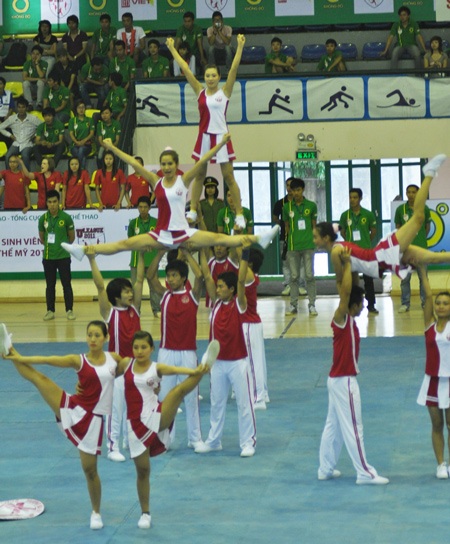 Ngỡ ngàng khả năng tạo hình của cheerleader - 2 Ngỡ ngàng khả năng tạo hình của cheerleader - 2