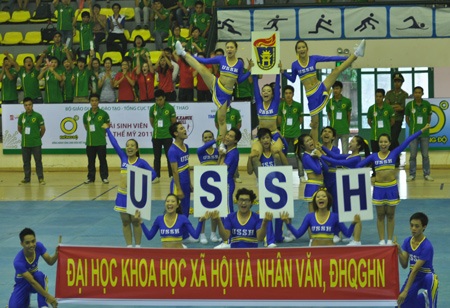 Ngỡ ngàng khả năng tạo hình của cheerleader - 5 Ngỡ ngàng khả năng tạo hình của cheerleader - 5