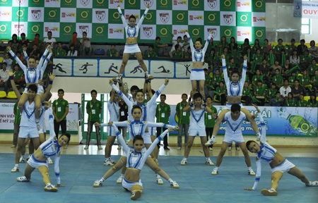 Ngỡ ngàng khả năng tạo hình của cheerleader - 7 Ngỡ ngàng khả năng tạo hình của cheerleader - 7