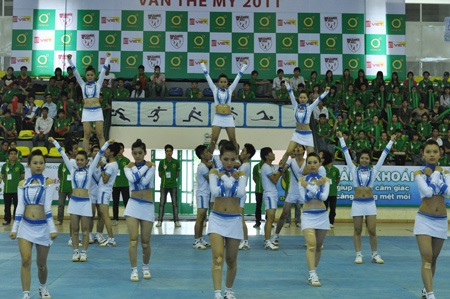 Ngỡ ngàng khả năng tạo hình của cheerleader - 1 Ngỡ ngàng khả năng tạo hình của cheerleader - 1