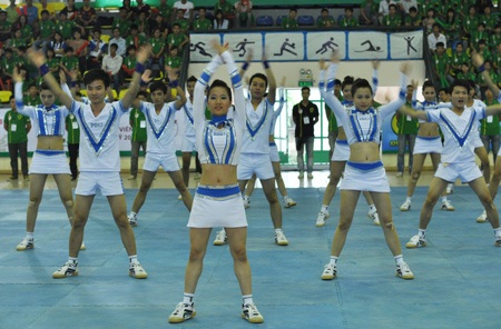 Ngỡ ngàng khả năng tạo hình của cheerleader - 6 Ngỡ ngàng khả năng tạo hình của cheerleader - 6